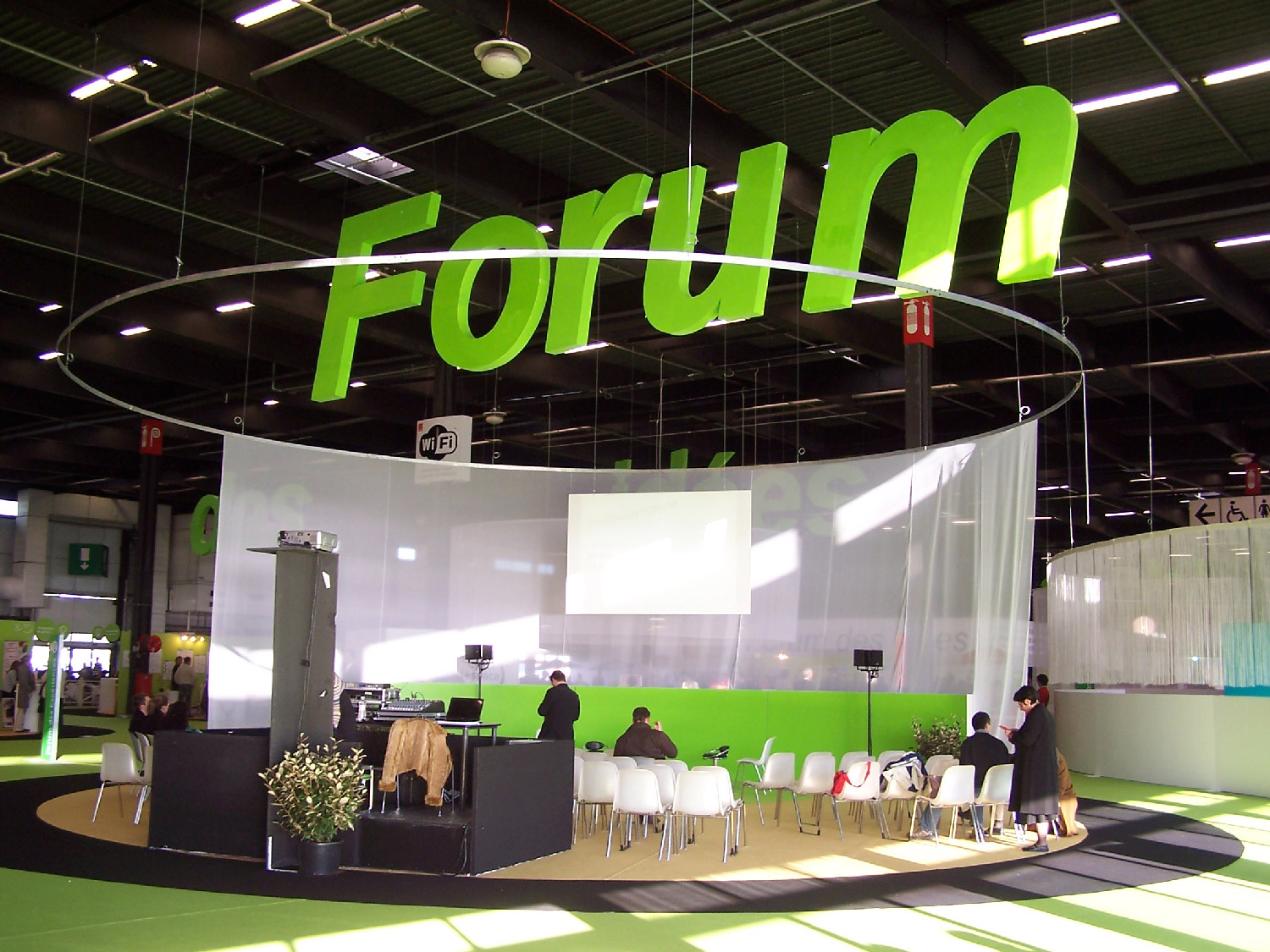 lettres geantes en polystyrene expanse pour un salon